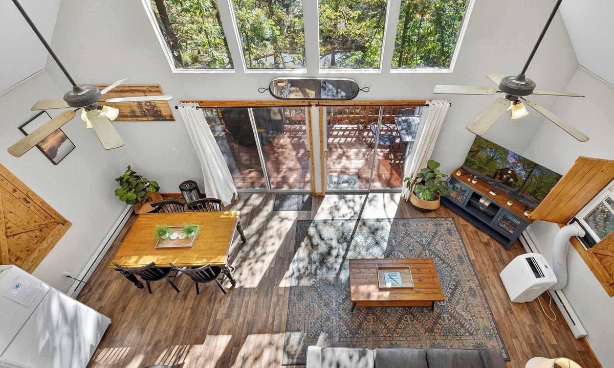 Mount Jackson Ski Chalet | Quiet Loft Chalet near Bryce w/Hot Tub & Fire Pit