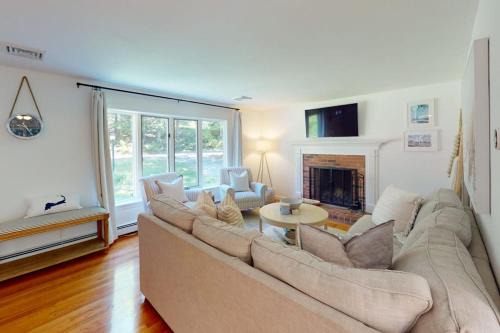 Northwest Harwich House | Quiet Long Pond Getaway