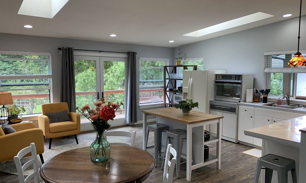 Gig Harbor Apartment | Quiet Modern Apartment on Tidal Estuary near Shops/Parks