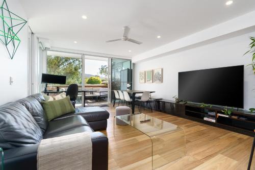 Reid Apartment | Quiet Modern Apartment in Prime Location - Hosted by Canstay