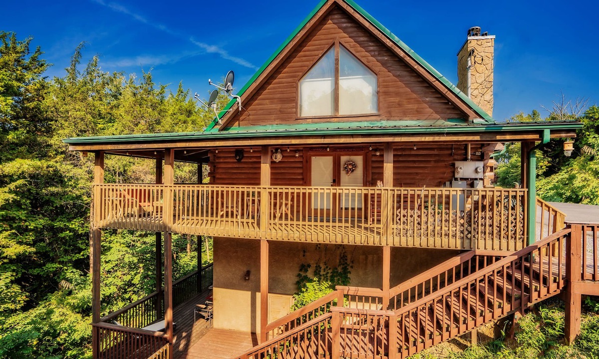 Sevierville Cabin | Quiet Modern Cabin by Pigeon Forge, Dollywood Park, Rod Run , & Gatlinburg,