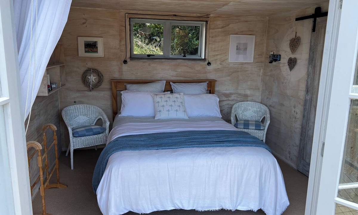 Puketapu Cabin | Quiet, private Cosy Cabin with en-suite. Access to bike paths, river and pub.