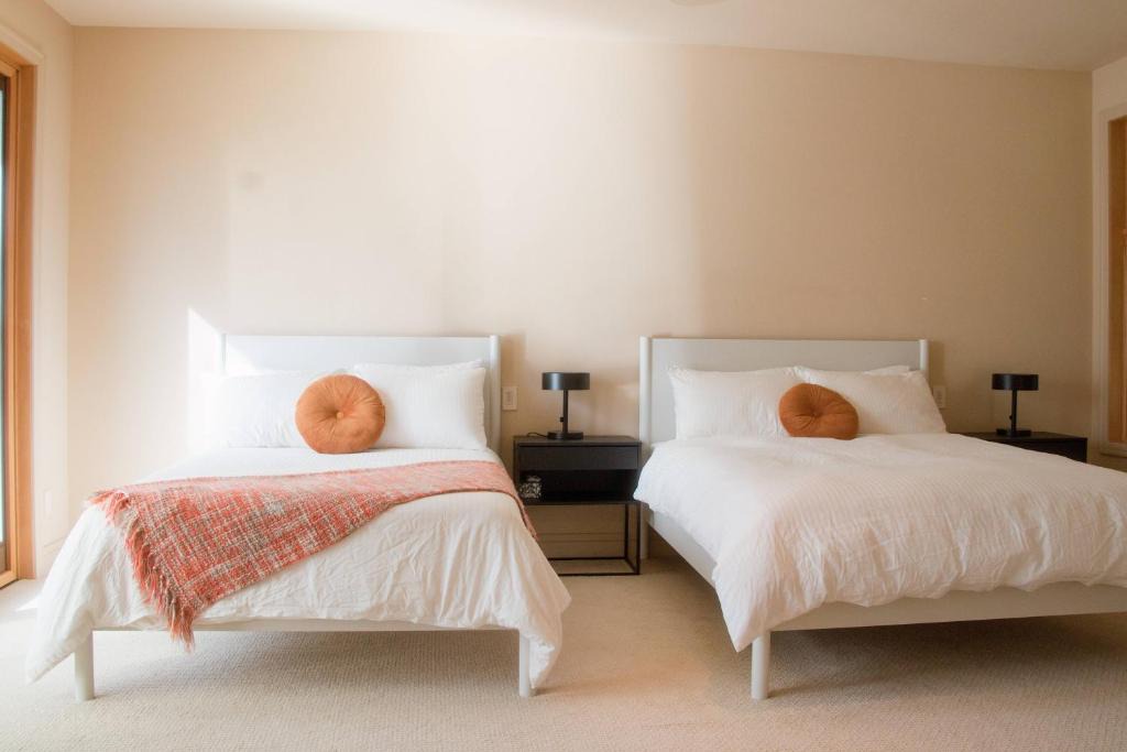 Broadmead House | Quiet Private Room with Ensuite Free Parking