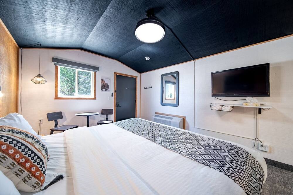 Pinnacles Entrance Badlands House | Quiet Remodeled Ground-Floor Cabin with Private Entrance Near Wall Drug – Wall, South Dakota