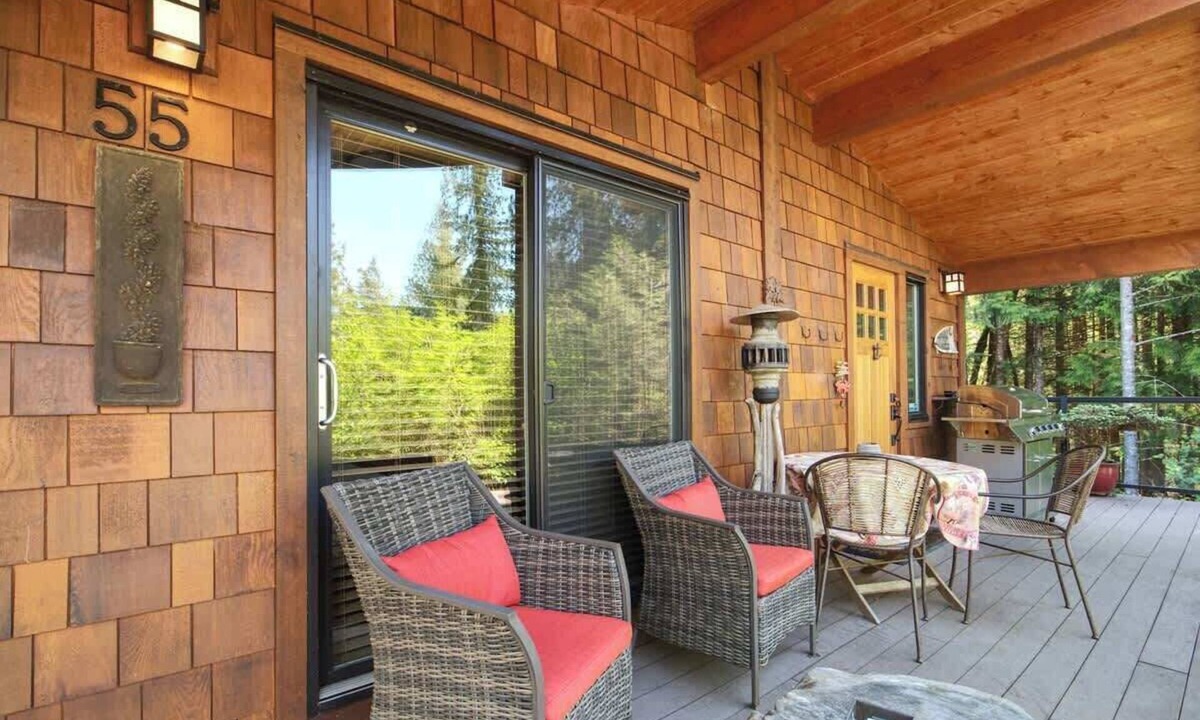 Port Renfrew Cabin | Quiet Romantic Getaway - Non Pet Friendly