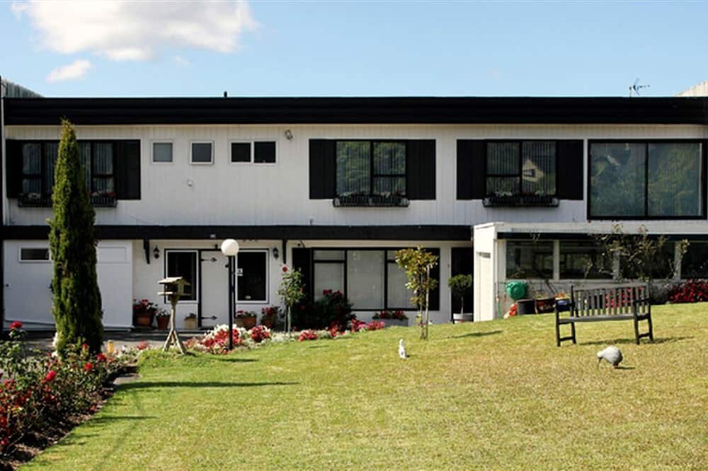 Swanson Cabin | Quiet Romantic Getaway with an Outdoor Pool near Bethells Beach, New Zealand