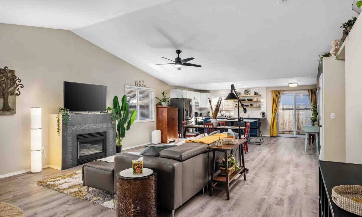 Evergreen House | Quiet Spacious 3BR w/fire pit & yard 15 min to PDX