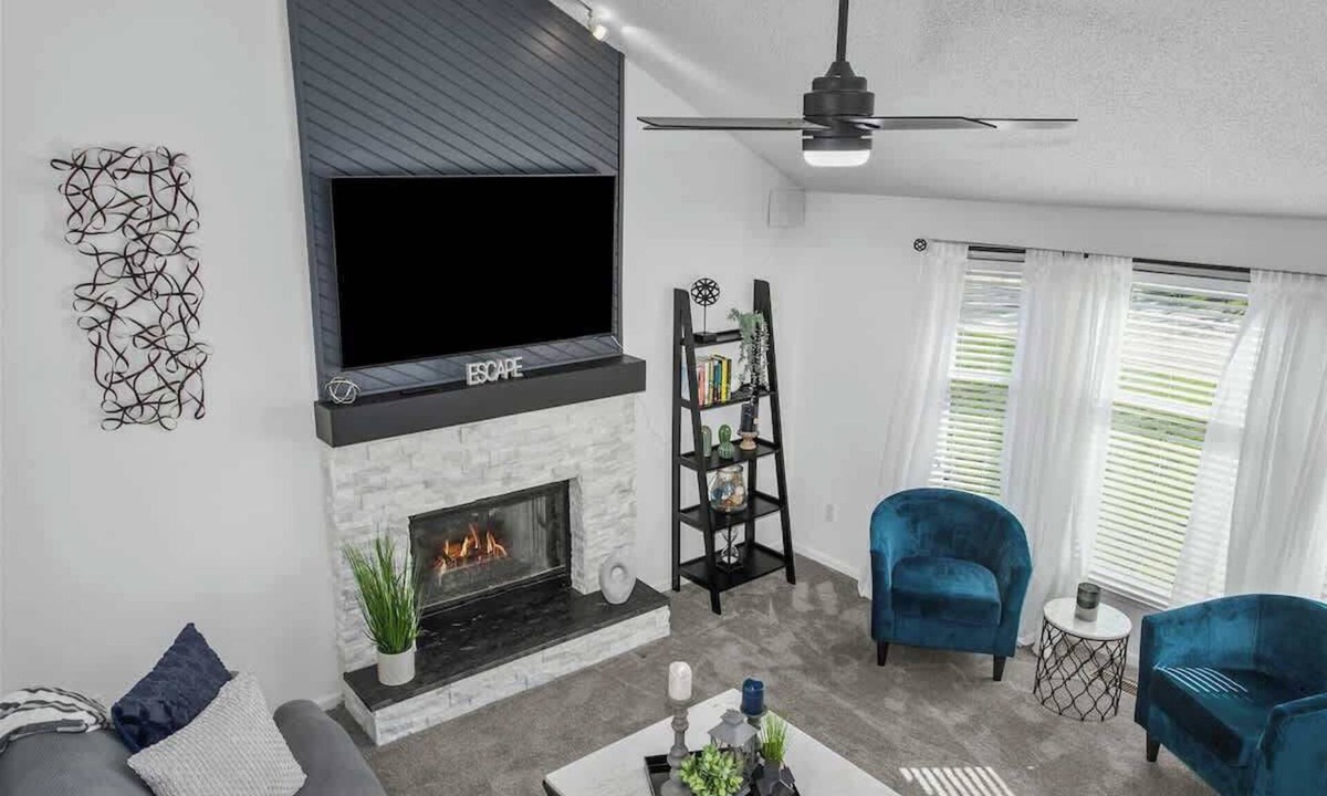 Olathe House | Quiet Spacious Home w/Pool Table,Families or Pets