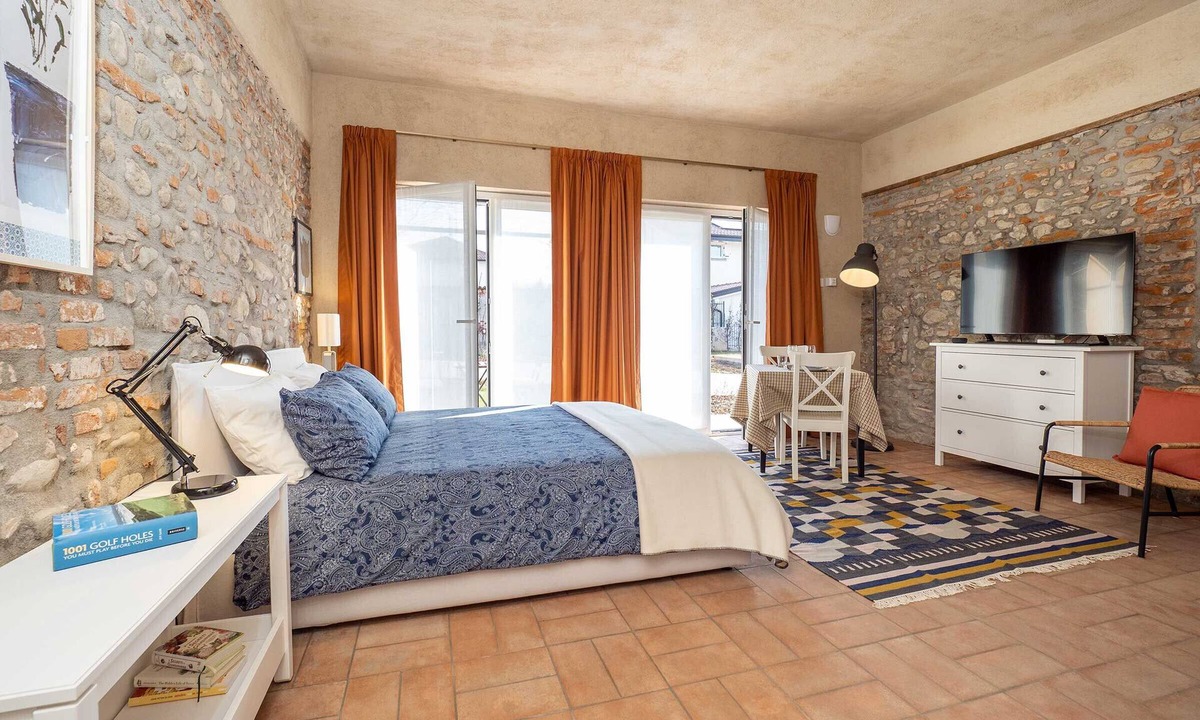 Cressa Apartment | Quiet Studio Apartment with Garden in Farmhouse