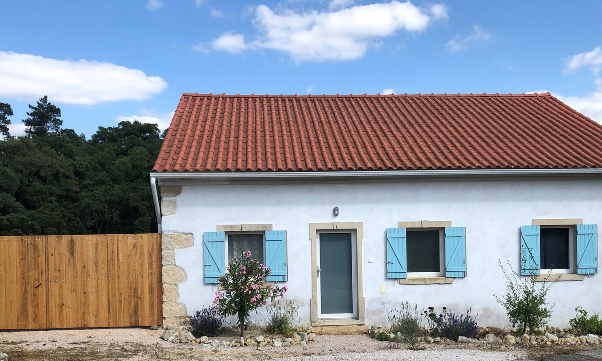 Tomar House | Quiet, stylishly renovated. Fantastic view of fruit trees and cork oaks.