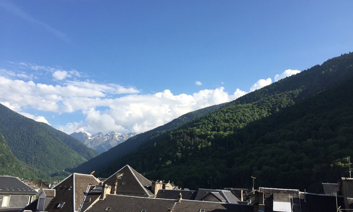 Bagneres-de-Luchon Apartment | Quiet T2 Bis in the center of Bagneres-de-Luchon with balcony and garage