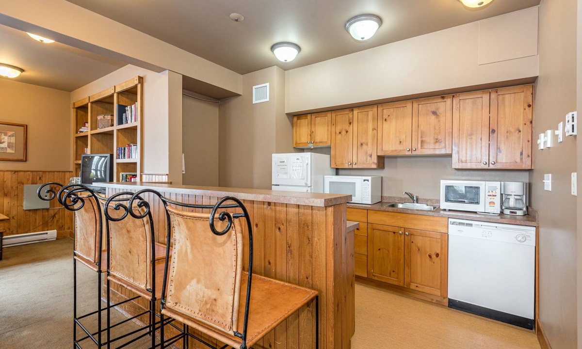 Silver Star Mountain Apartment | Quiet Top Floor Creekside Studio with shared outdoor hot tub - Pet Friendly!