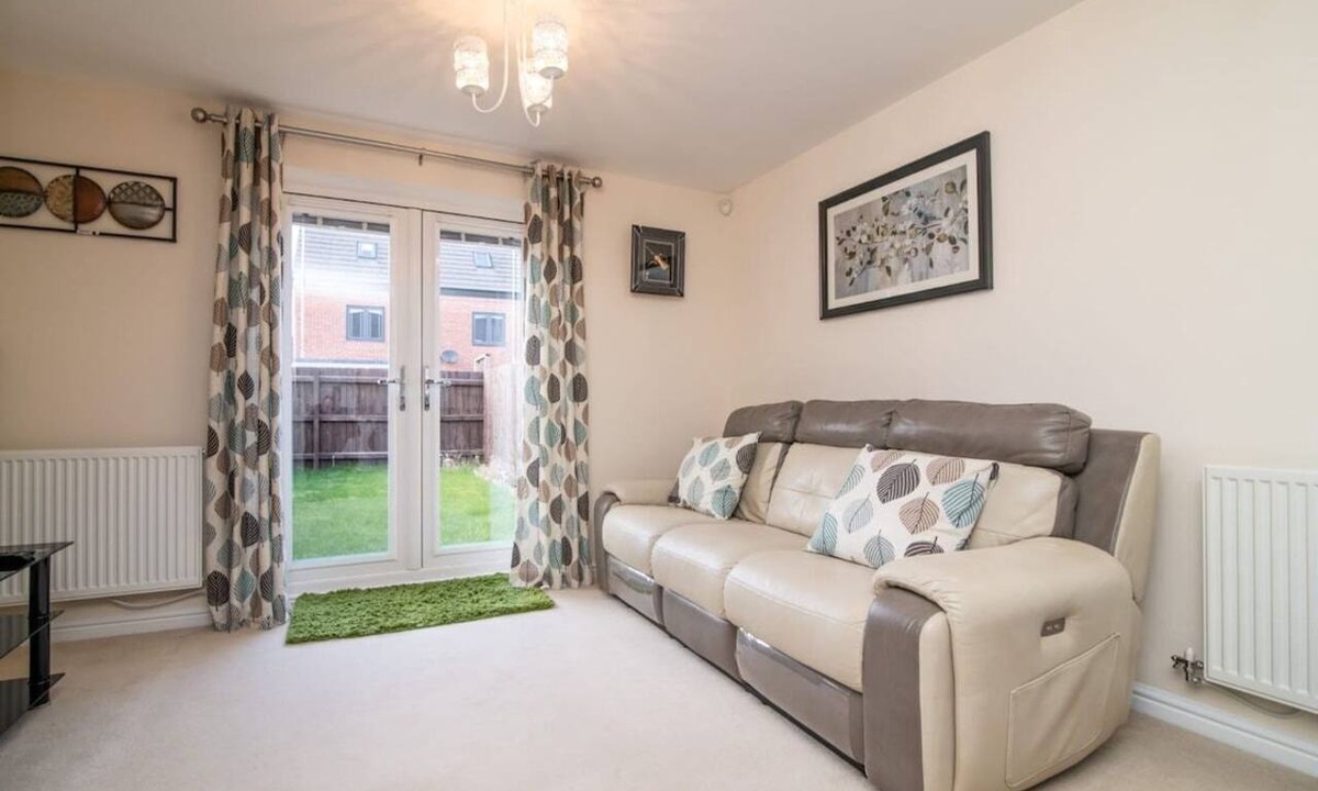 Wolverhampton Apartment | Quiet Two Bedroom House Driveway Parking & Garden