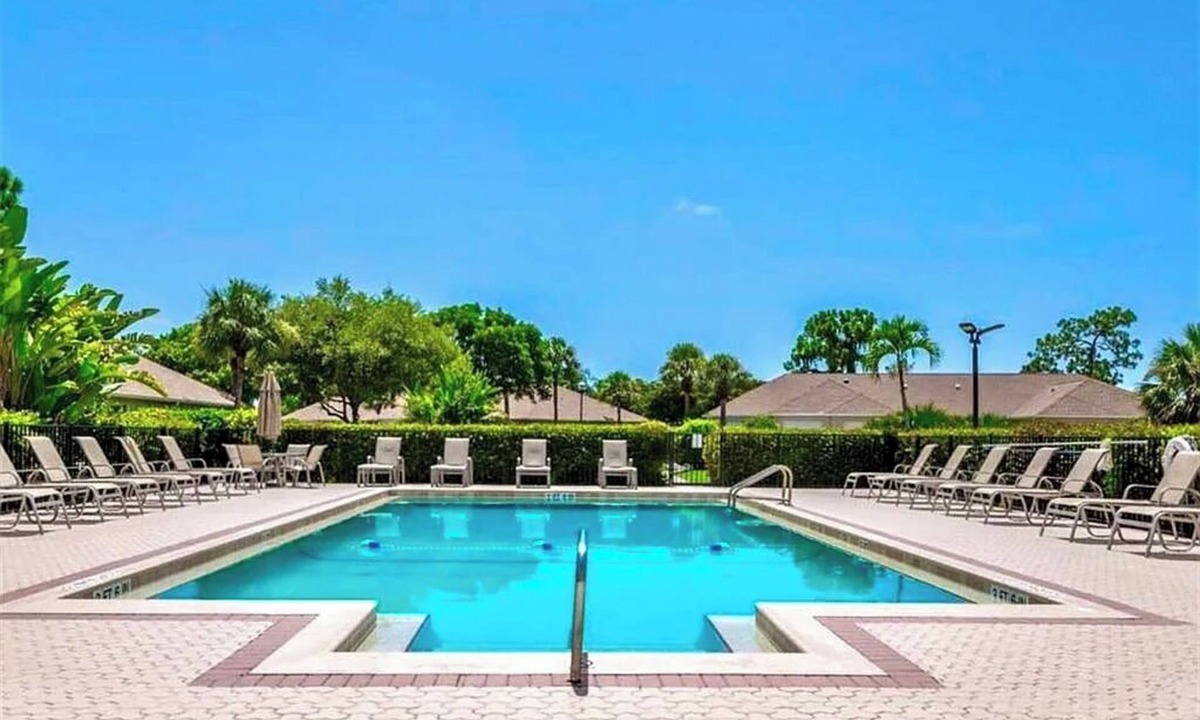 Fountain Lakes Villa | Quiet Villa with FREE 9 hole GOLF COURSE near Beaches