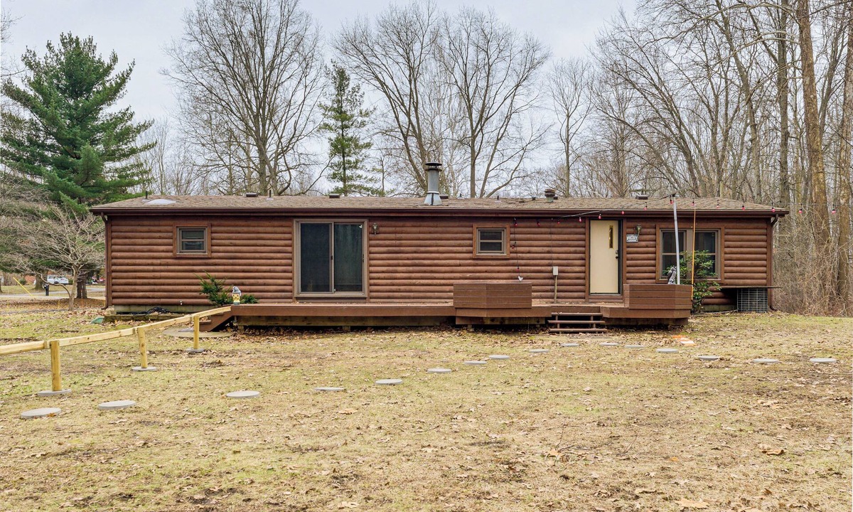 Romulus Cabin | Quiet Wooded Escape! Metro Detroit Basecamp