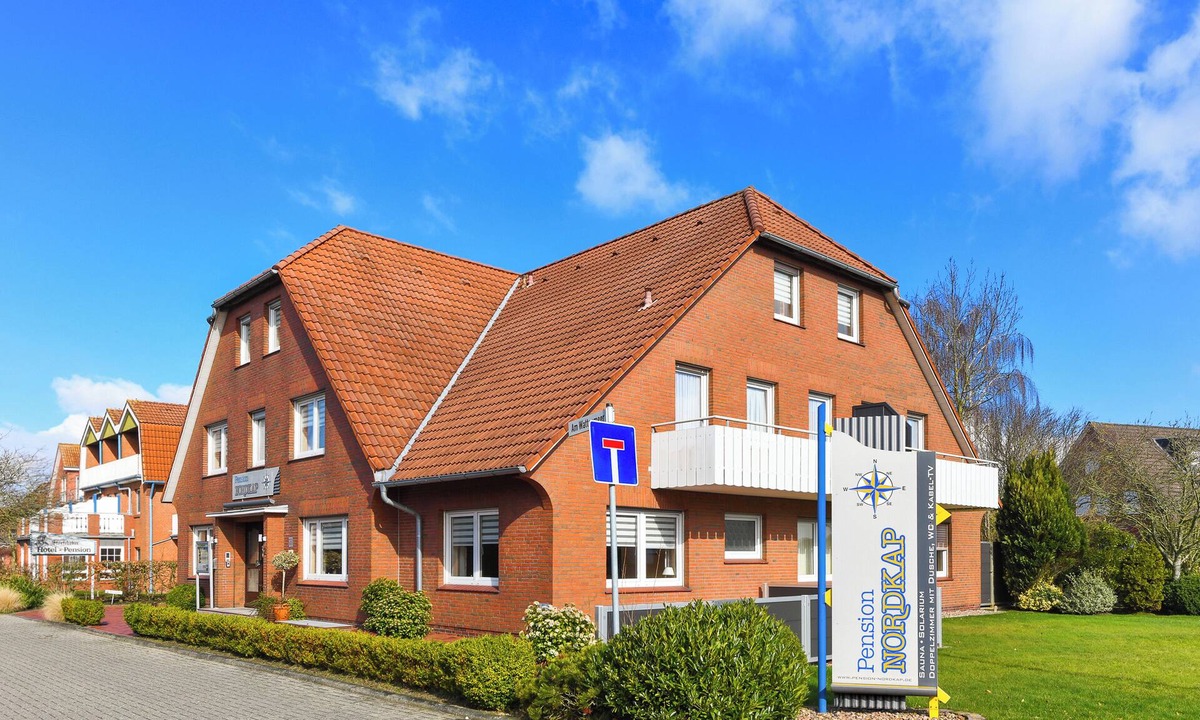 Esens Hotel | Quietly located yet central apartment directly on the North Sea coast.