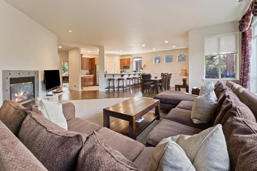 Bend House | Quinn Creek home