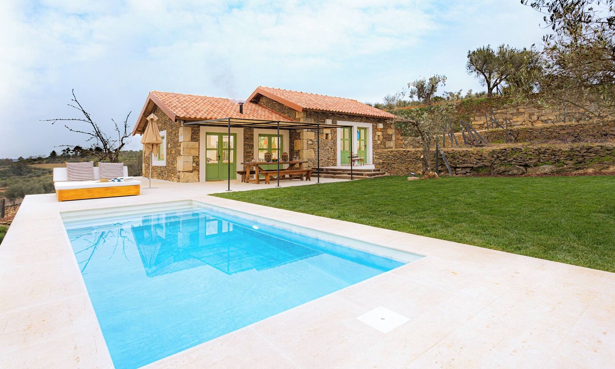 Armamar Cottage | Quinta do Cedro Verde (pintahouse.com)