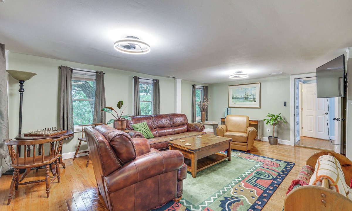 Putnam House | Quintessential New England Home w/Patio & Grill!