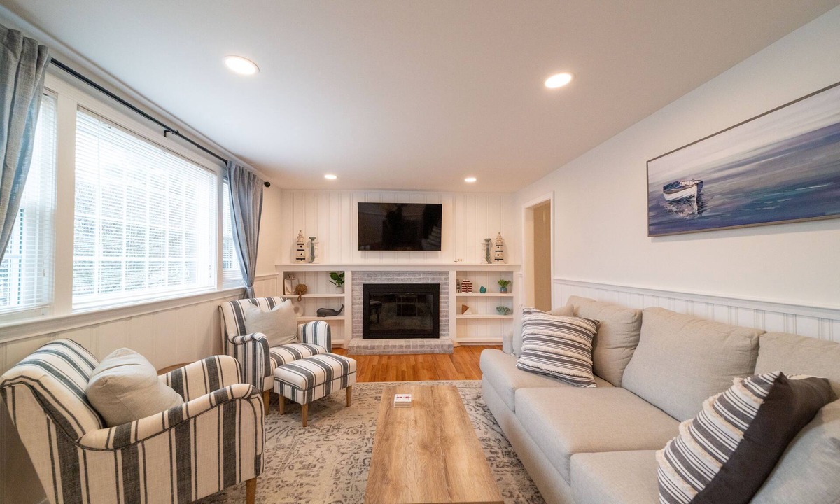 Dennis Port Cottage | Quintessential Renovated Dennisport Cottage - Walk to the beach!