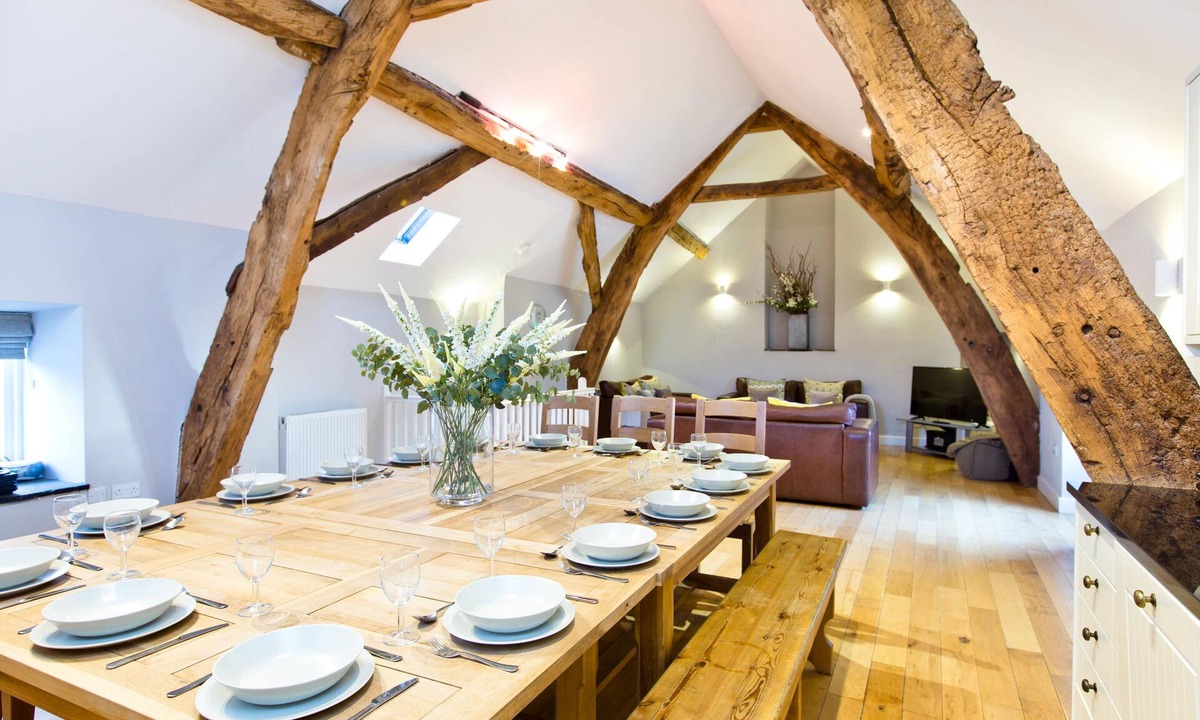 Hurdlow House | Quirky barn conversion, sleeps 8 in 4 bedrooms, near to the High Peak Trail.