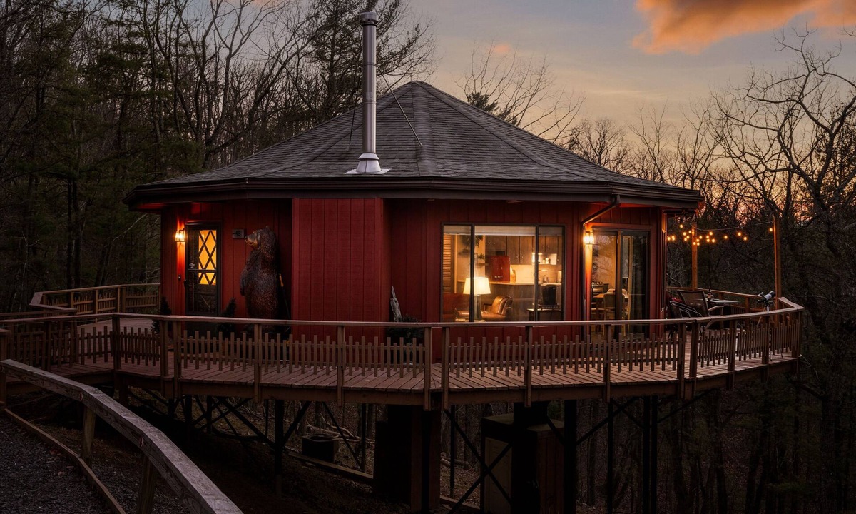 Basye House | Quirky & Unique Treehouse with 360 views, Hike, Lake, Golf