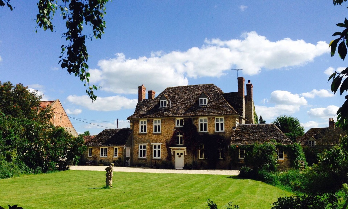 Faringdon House | QUNITESSENITALLY ENGLISH MANOR SLEEPS 20 , HOT TUB, BBQ, WILD SWIMMING , BOATING