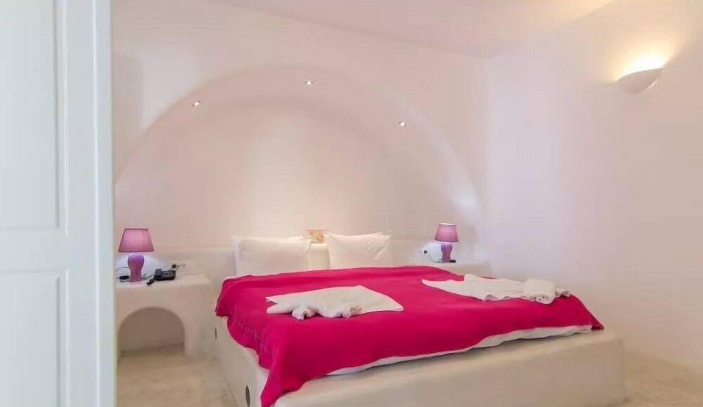 Imerovigli Villa | R 387 Deluxe Suite with Shared Pool incl Breakfast