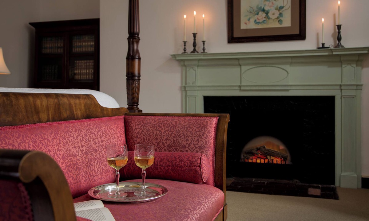 Downtown Baltimore Bed & Breakfast | Rachael's Inner Harbor Boutique Inn - The Ella Virginia Suite