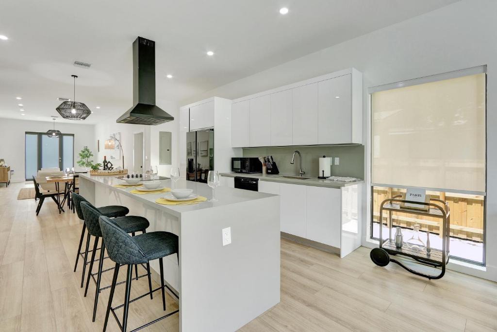 Coral Way House | Radiance - Modern Design, Poolside Escape