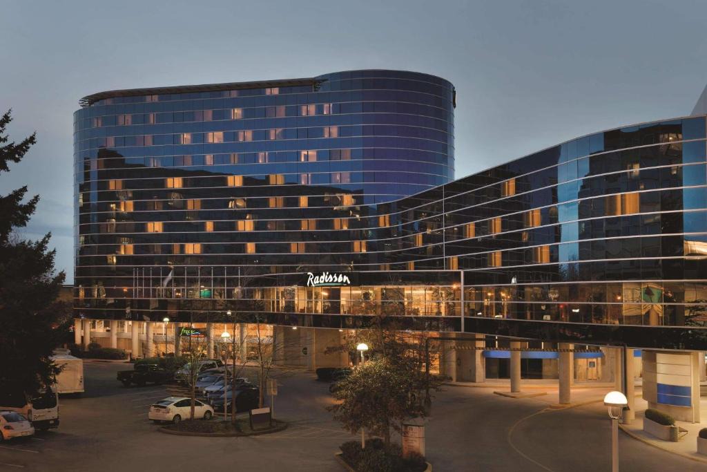 Golden Village Hotel | Radisson Hotel Vancouver Airport