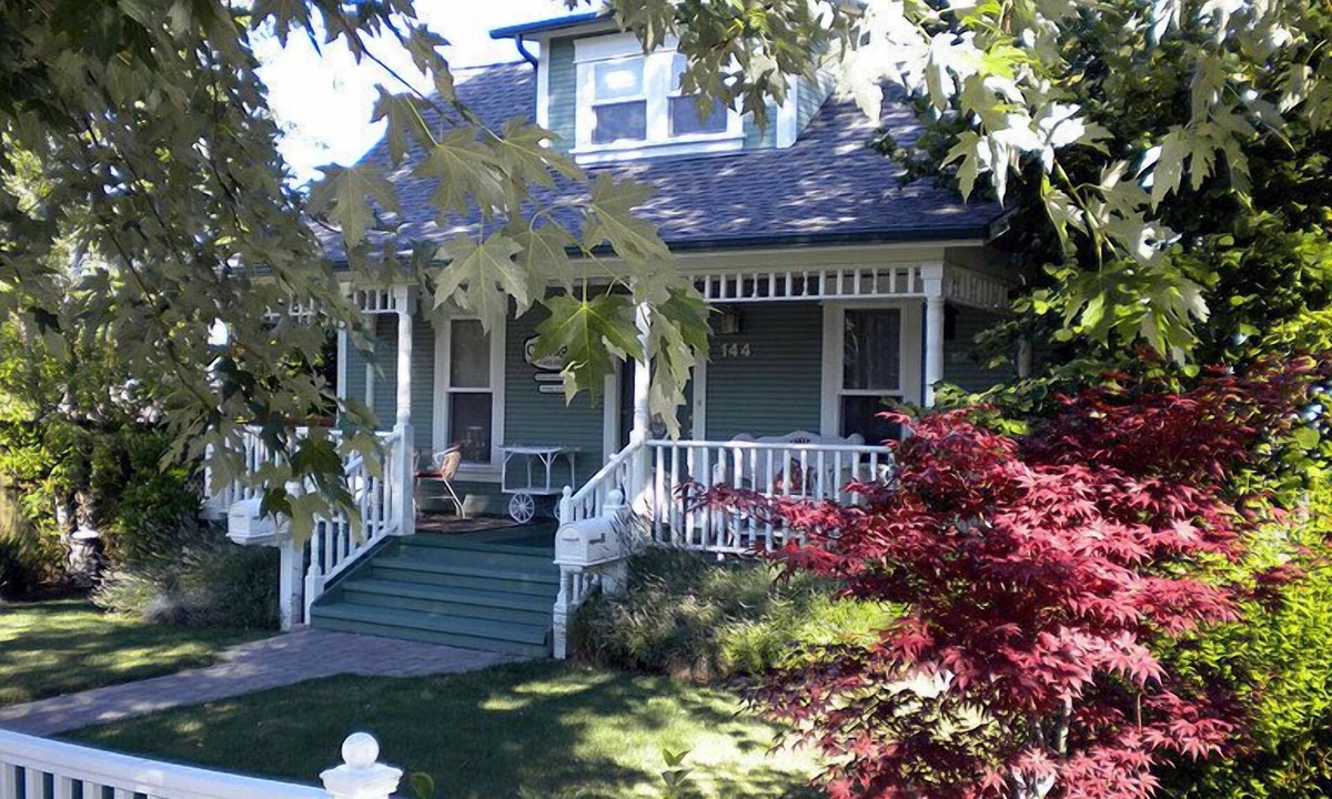 Historic Railroad District House | Railroad District, steps to downtown, everything you need to enjoy Ashland!