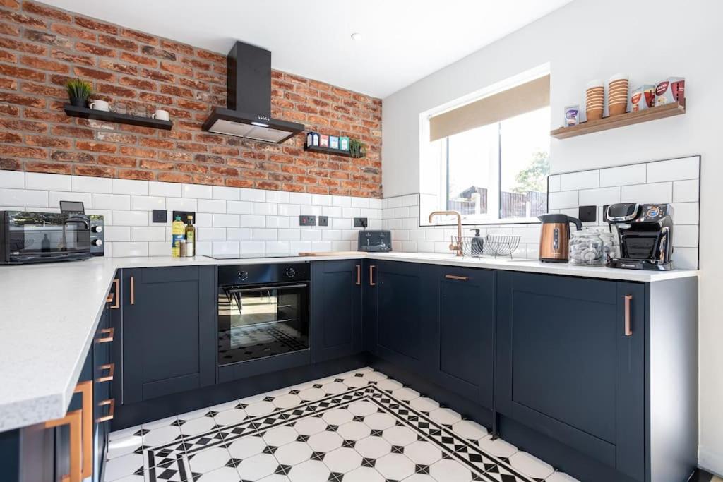 Warrington House | Railway House - Central Warrington - Sleeps 6