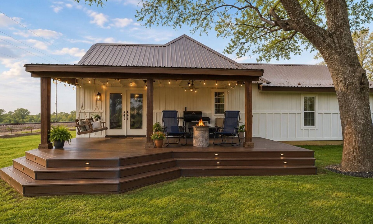 Waxahachie House | Railway Retreat and Relaxation Station- Sleeps 9