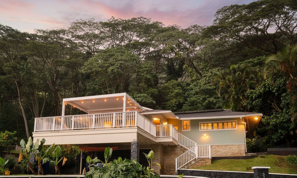 Manoa House | Rainbow Retreat 3bd, Hot Tub, Walk to Waterfalls, close to Waikiki.