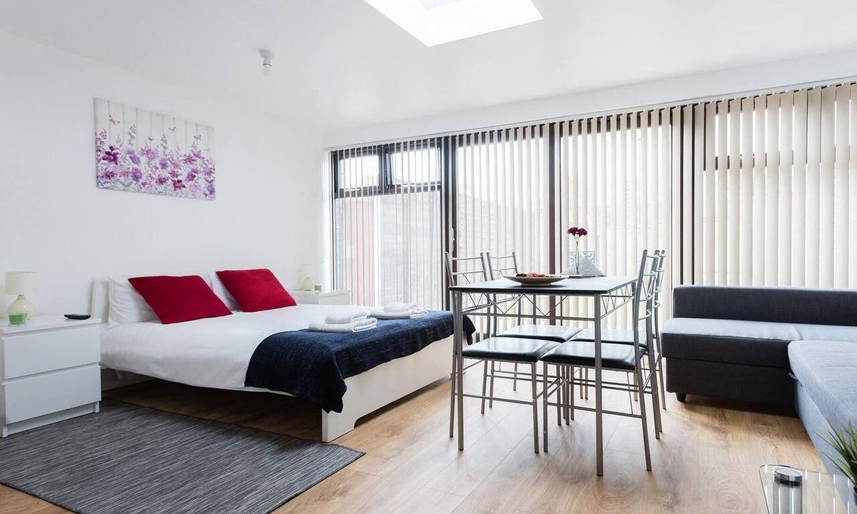 Canary Wharf Apartment | Rainbow Studio Canary Wharf with terrace