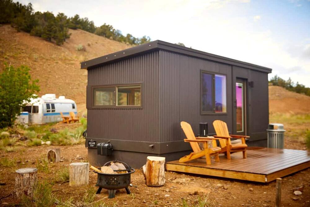 Arroyo Hondo House | Rainbow Tiny Home with View & Hot Tub near Hot Springs, El Prado, NM