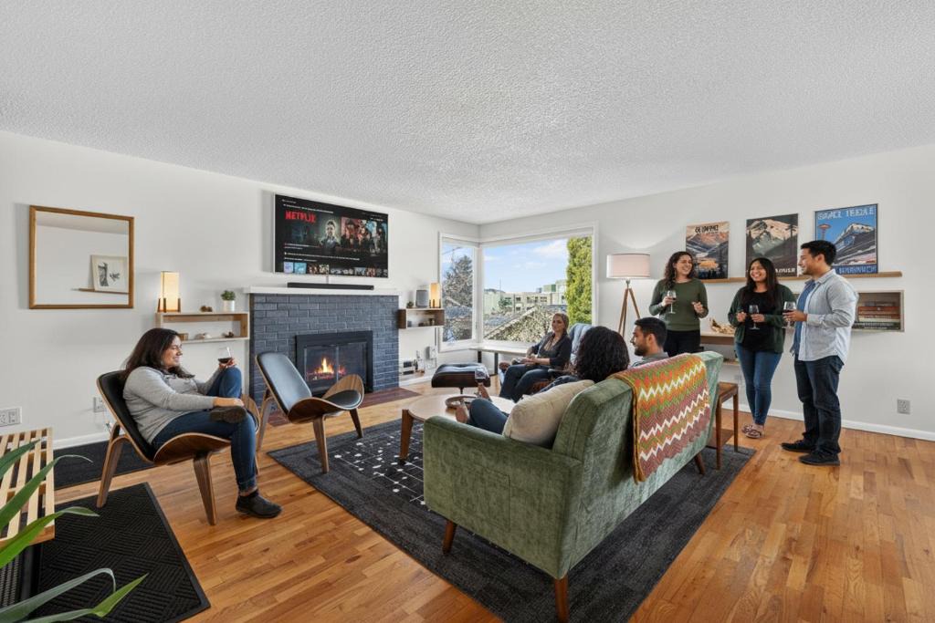 Rainier Valley House | Rainier Beach 4BR and 2BA Modern Home 15 mins to WorldCup!