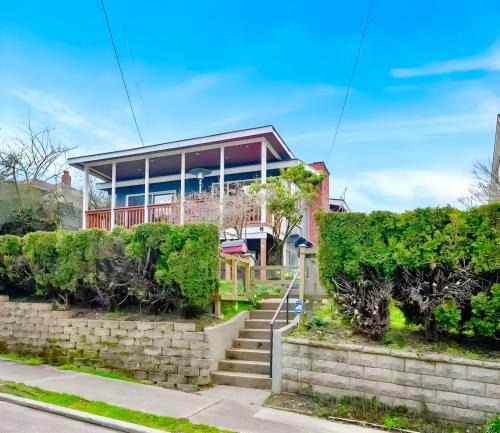 Rainier Valley House | Rainier Beach 6BR and 3BA Spacious Lake View Home, 15min FIFA World Cup Ready, Fireplaces & Nearby Amenities