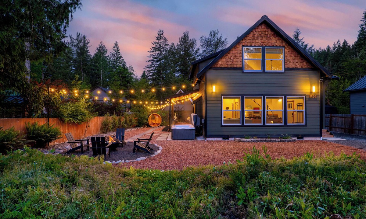 Paradise Estates Cabin | Rainier Spa Cabin 7 Minutes to Park