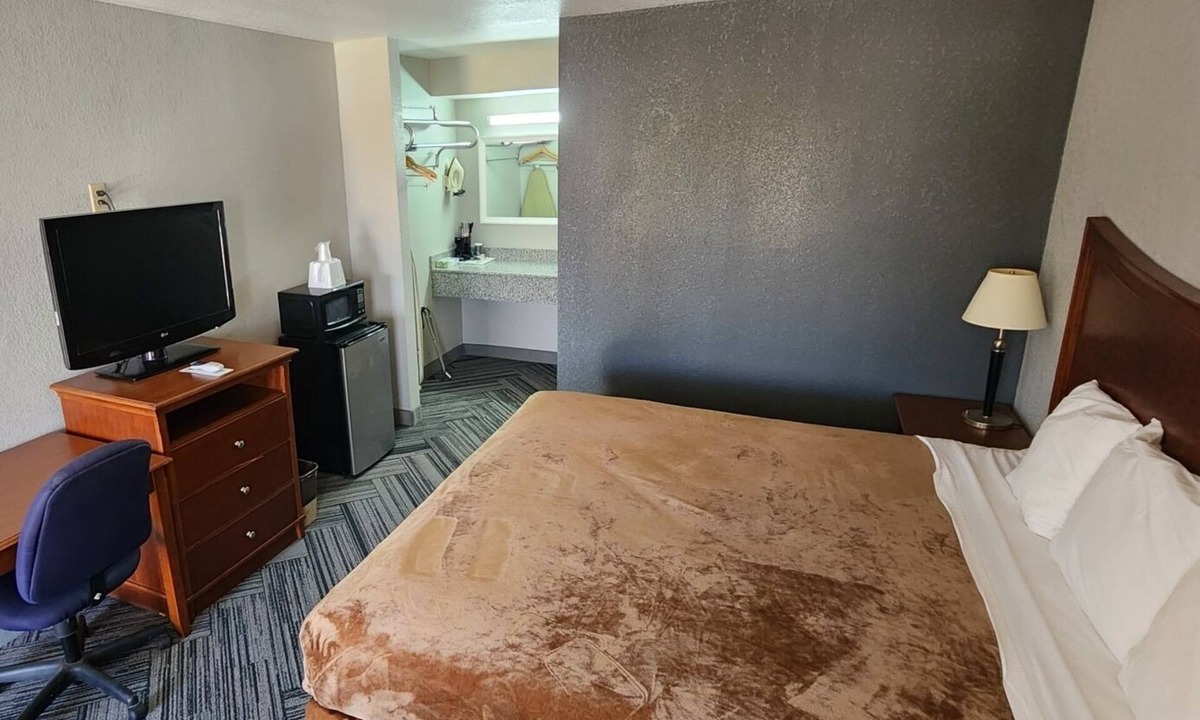 Ada Hotel | Raintree Inn