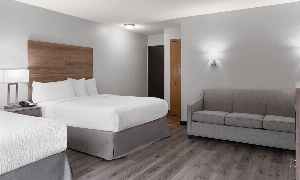 Cedar Rapids - Iowa City Hotel | Ramada by Wyndham Cedar Rapids South