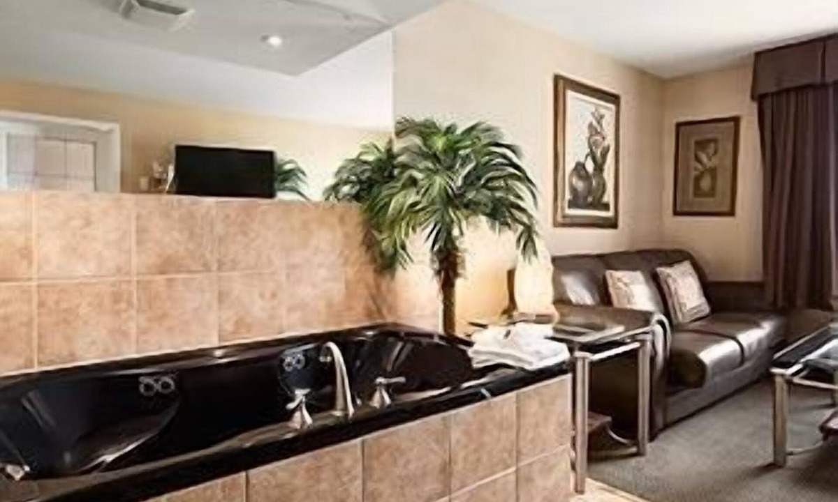 Clairmont Hotel | Ramada by Wyndham Clairmont/Grande Prairie