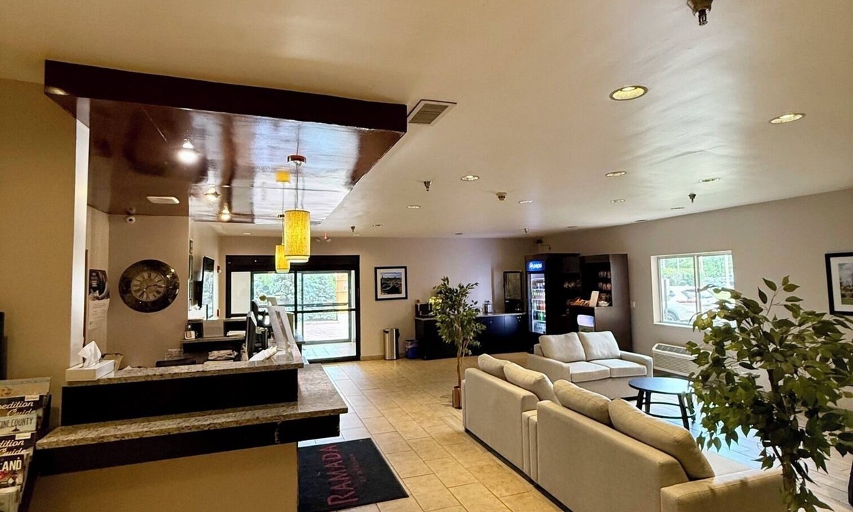 Glendale Heights Hotel | Ramada by Wyndham Glendale Heights/Lombard