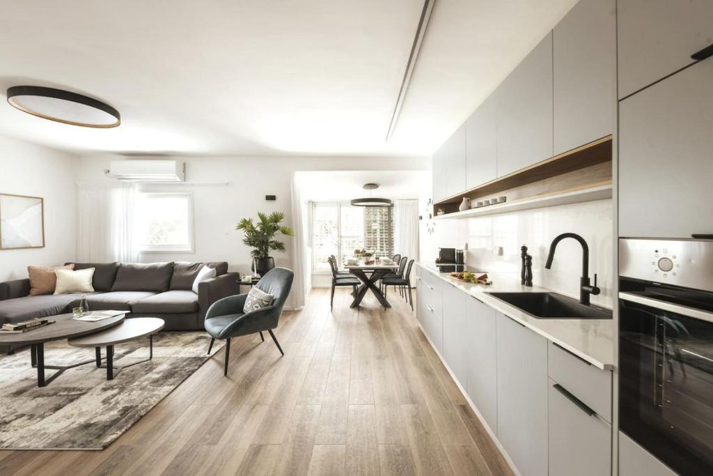 Ramat Hasharon Apartment | Ramat Hasharon Chic Peaceful Stay