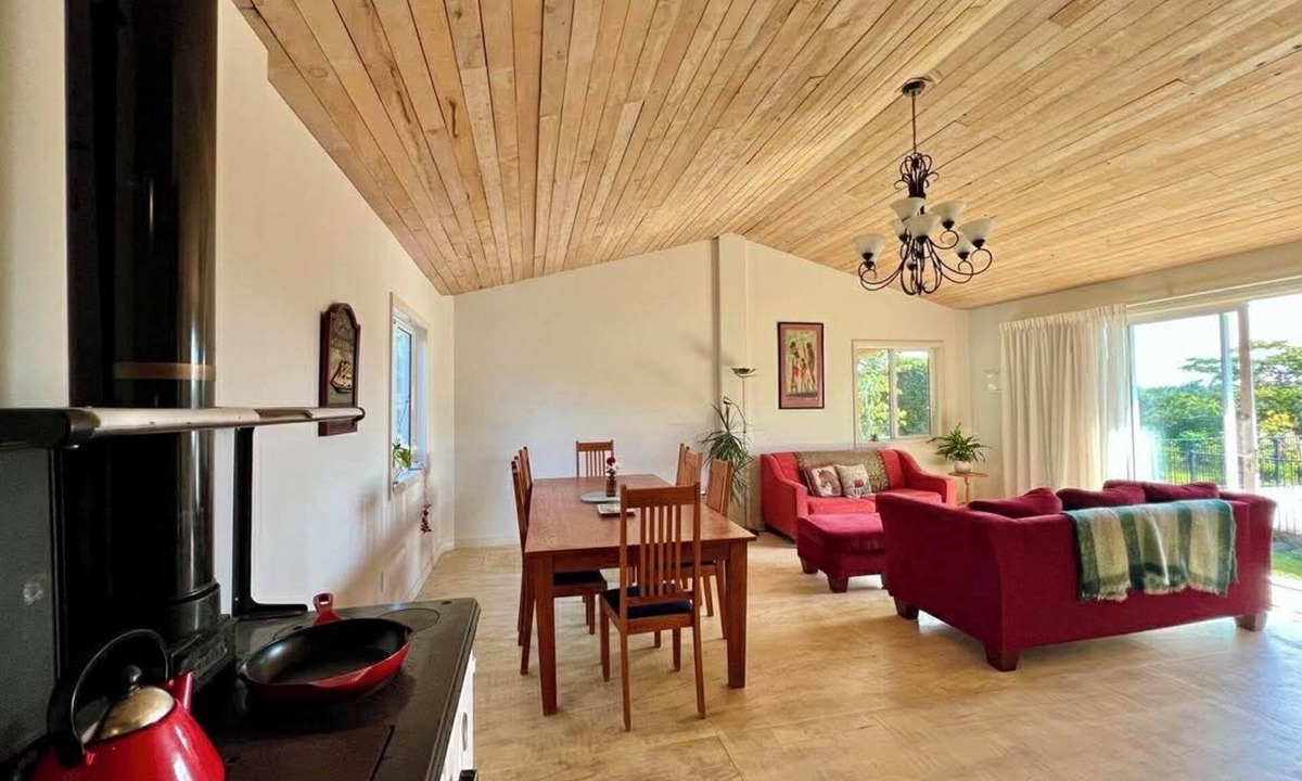 Raglan Cabin | Rambler’s Rest is a gorgeous, spacious cabin on a 700 acre beef farm near Raglan