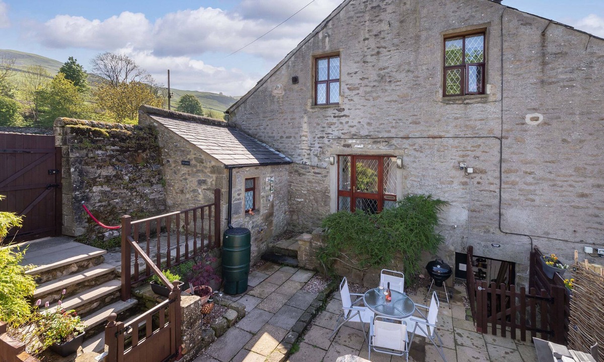 Giggleswick Cottage | RAMBLERS RETREAT, pet friendly, with hot tub in Settle