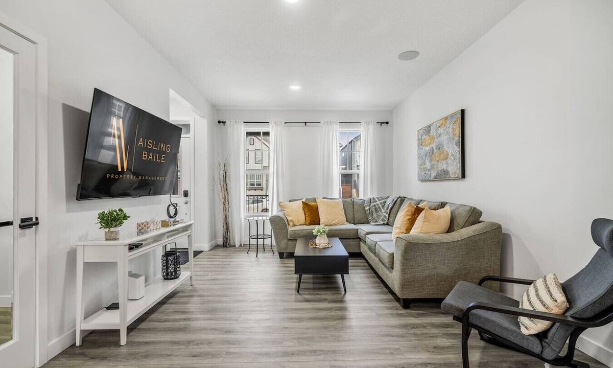 Southeast Calgary Apartment | Rangeview Retreat | A/C | Dogs Ok | Modern | Large