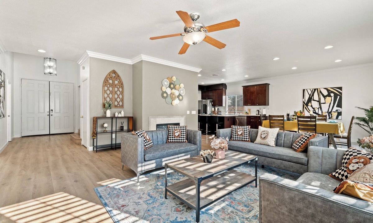 Eastvale Villa | Rare Oversized Home/7BR 5BA/2 Kits 3LR/12Beds/4Tvs/Near Ontario Airport