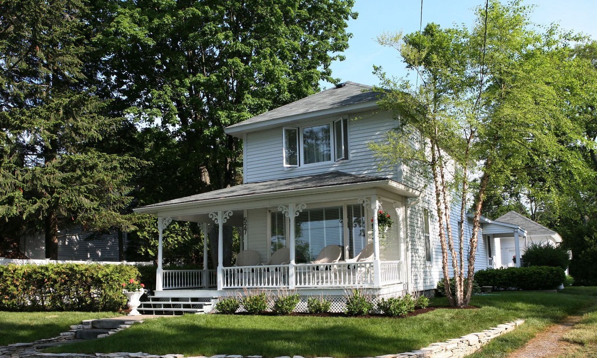 Harbor Springs Cottage | Rarely Available Vintage East Bluff Drive Cottage